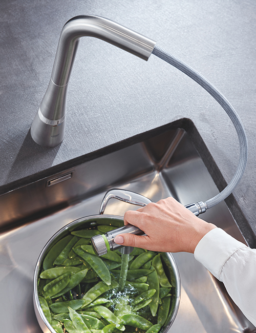 The pull-out spray head gives you great comfort and flexibility for rinsing the sink or prepping vegetables.